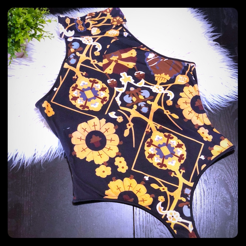 🌼High Neck Snap Bottom Bodysuit🌼